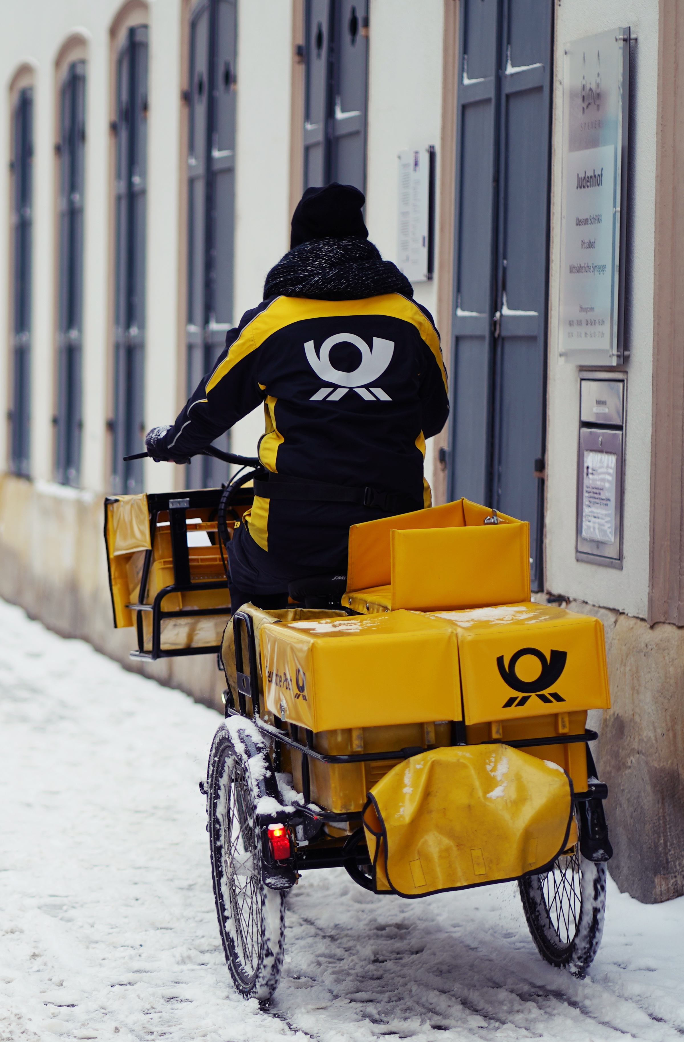 Coursier livrant des colis